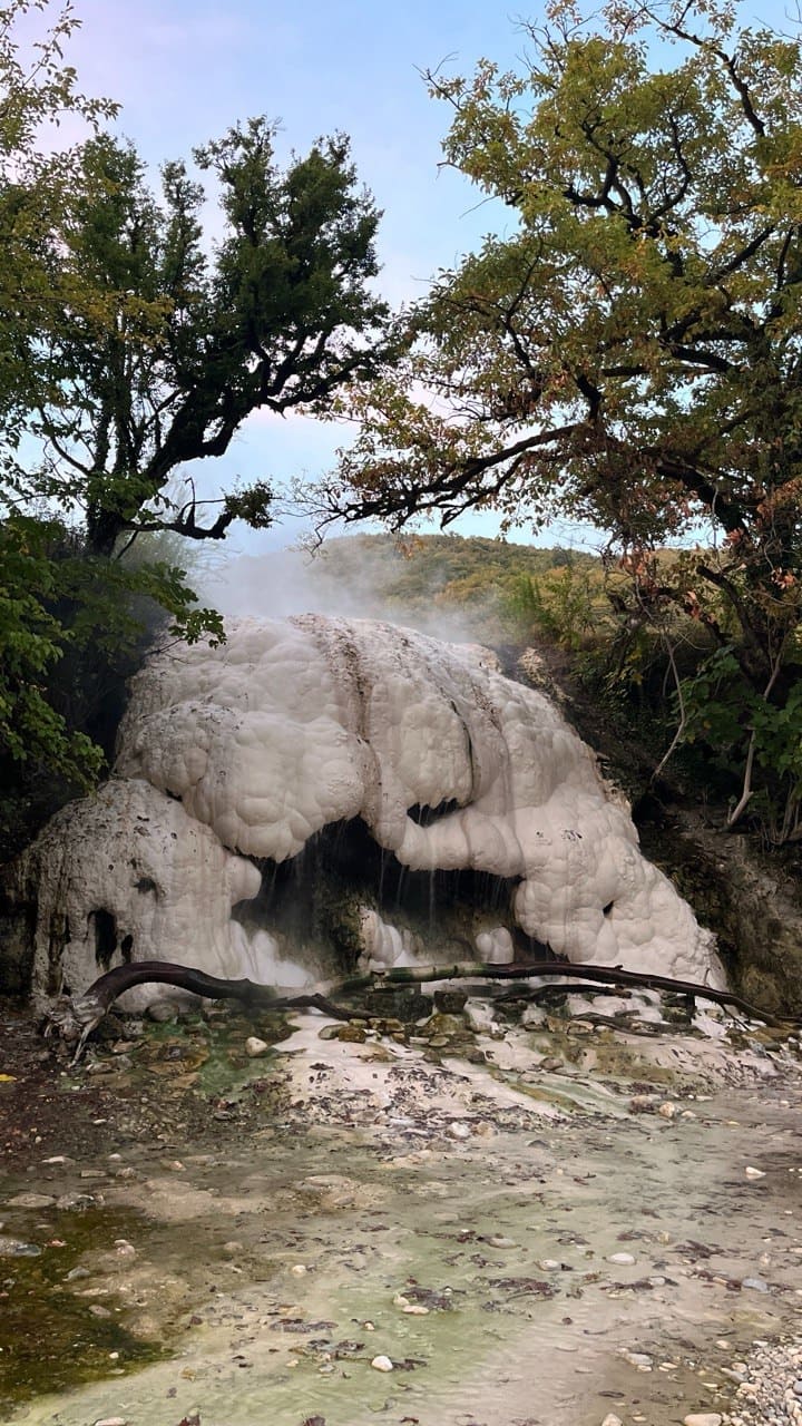 источник Нокалакеви, источник Балда на берегу реки Техура. общий вид