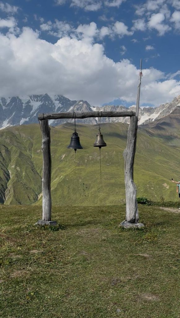 Сванетия из Батуми. храм в горах Кавказа вблизи Ушгули в Сванетии. Горы и облака 