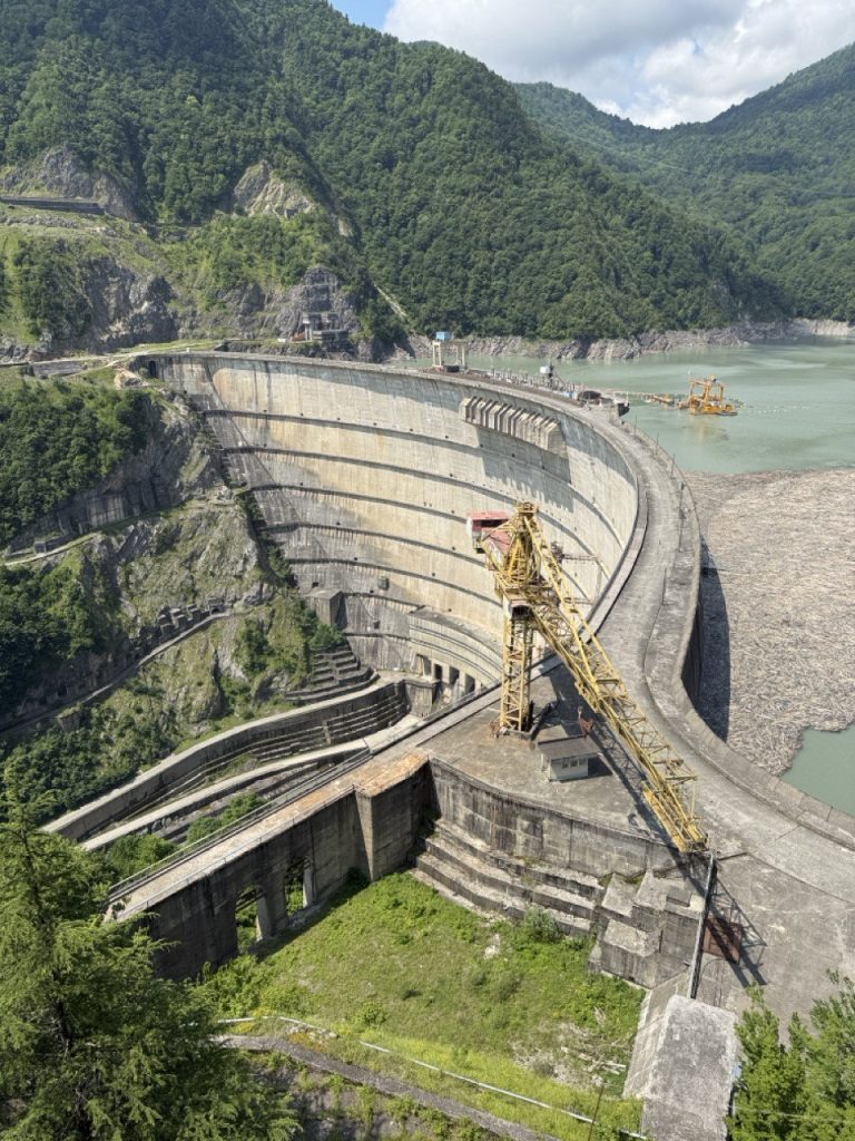 Сванетия из Батуми. Ингурская гидро электро станция по дороге в Сванетию. одна из самых высоких