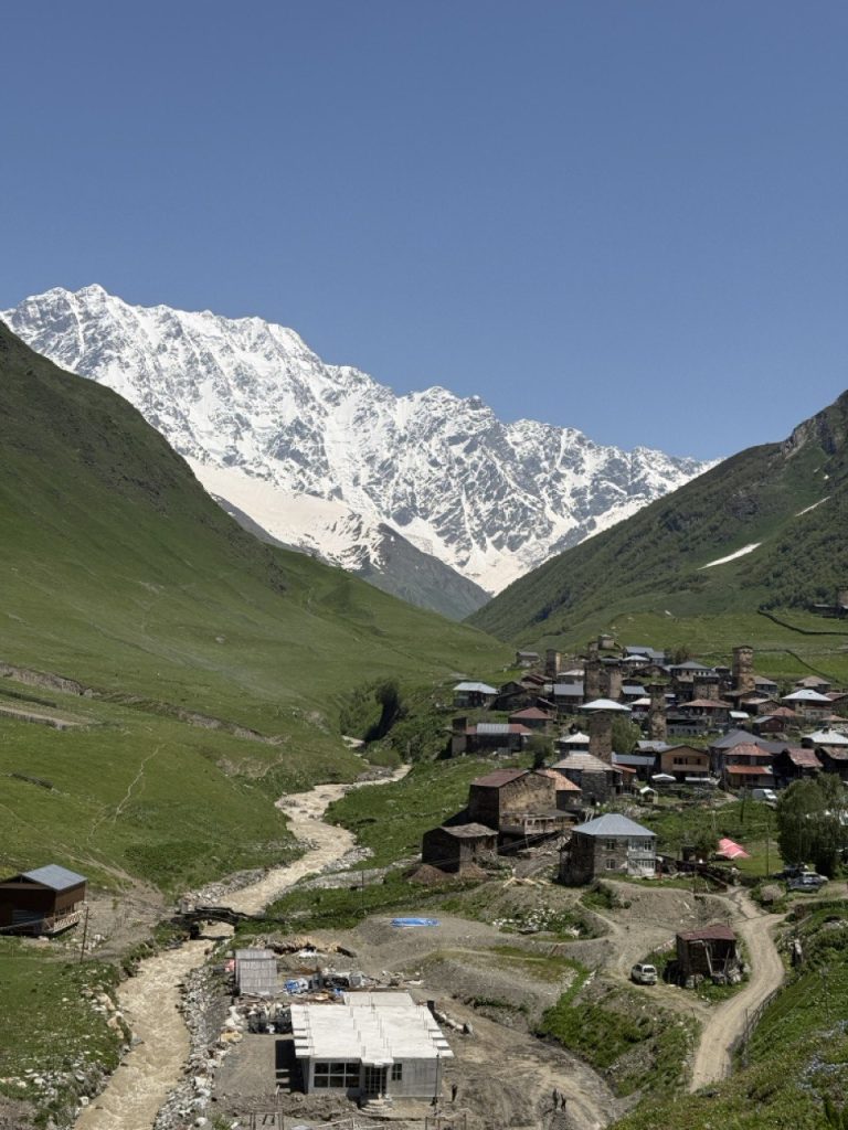 Сванетия из Батуми. гора Шхара, деревня Ушгули, Кавказские горы, высокогорное поселение, каменные башни